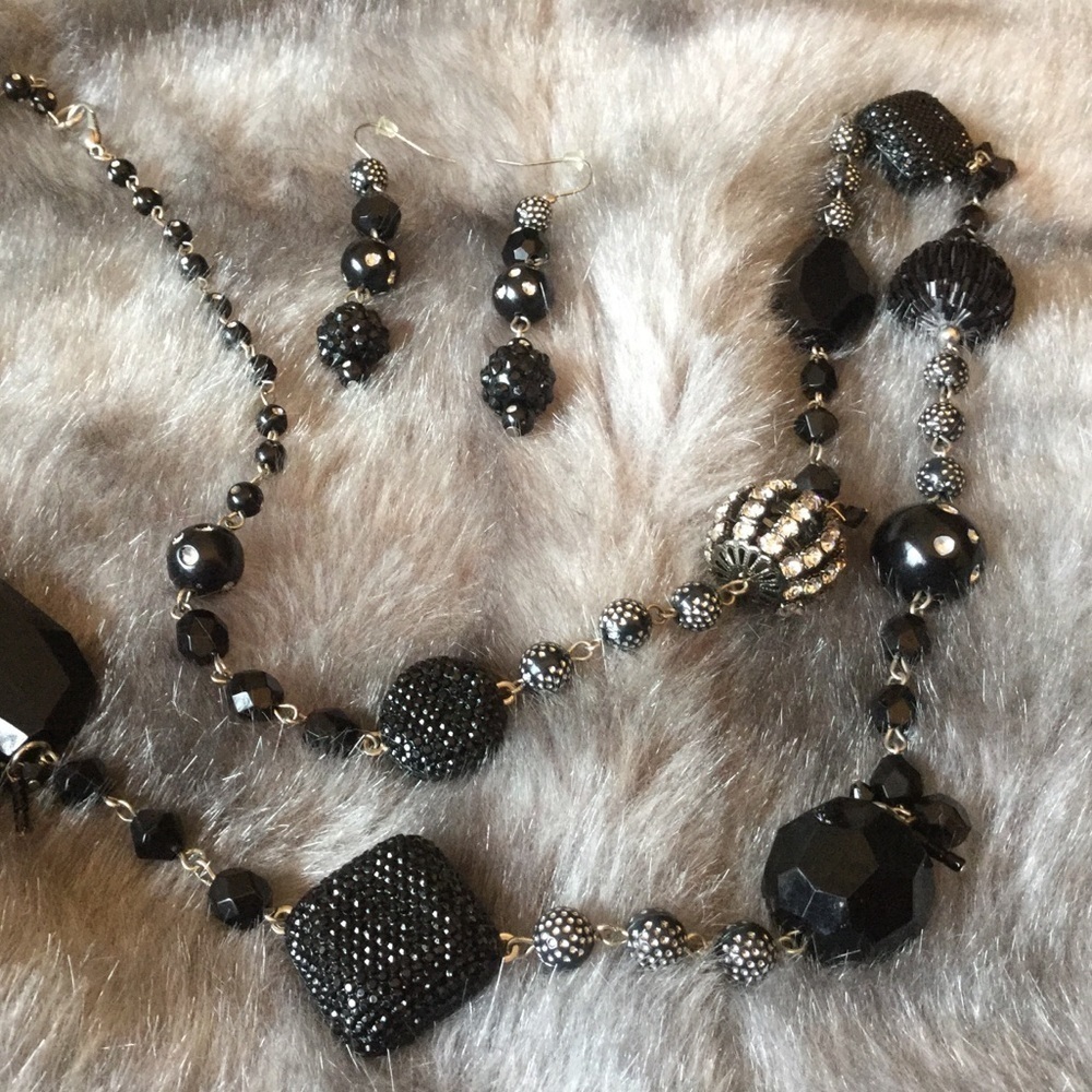 NECKLACE and earrings set